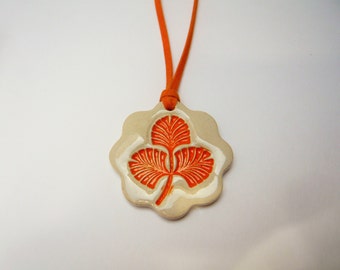 Pendentif motif feuille orange en céramique