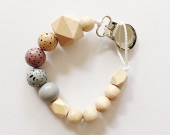 Dots > hand-painted Soother chain with geometric wooden beads - natural sounds