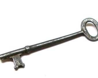 Long Silver metal skeleton key, for altered art or jewelry. 3".