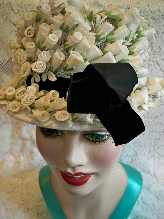 Vintage 1950s Ladies White Rose Bud Floral Hat Black Velvet