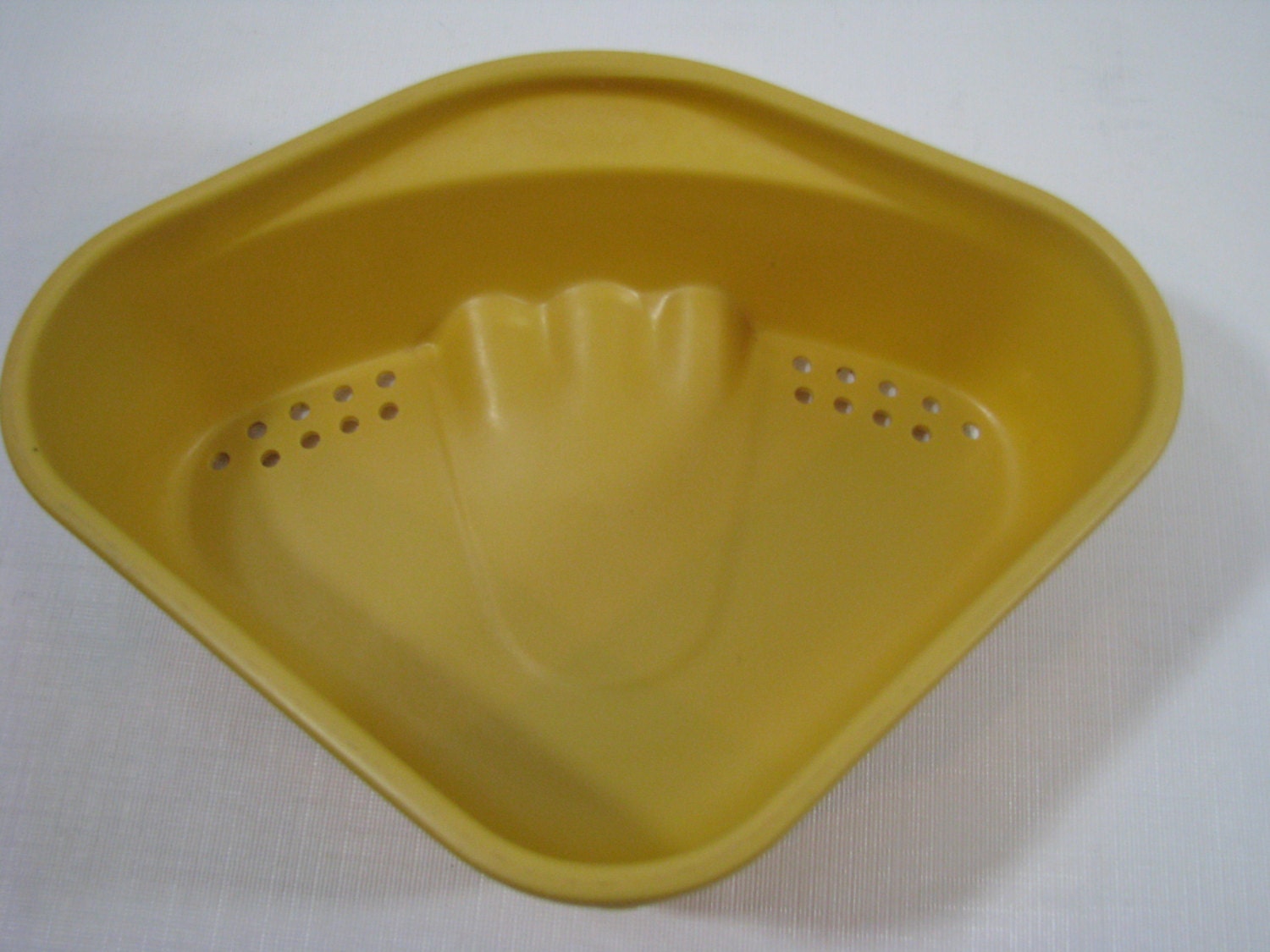 Vintage Rubbermaid Corner Sink Strainer Drainer by heckamom