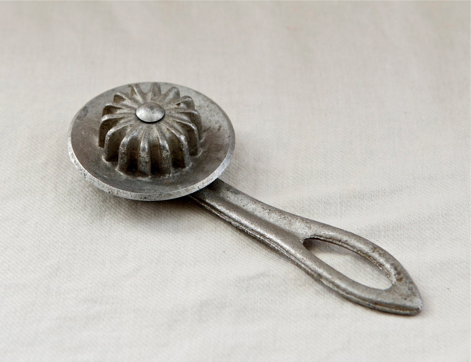 Vintage pastry wheel...spinning pie crimperpie cutter.