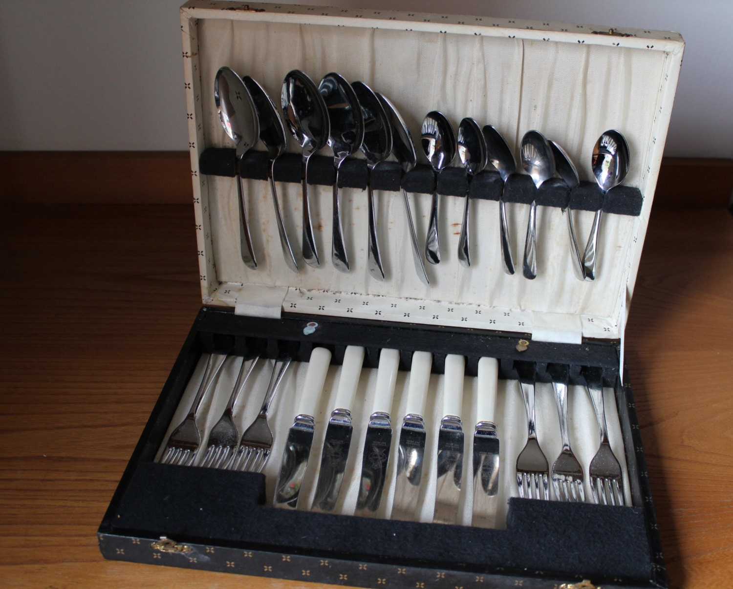 Boxed cutlery set vintage kitchen cutlery canteen Sheffield