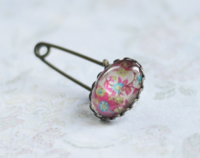 Floral Motifs // Mini pin-brooch made from metal brass with image under glass // 2016 Best Trends // Boho Chic // Fresh Gifts for All //