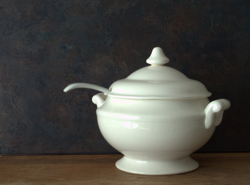 Classic White Soup Tureen, Round Soup Tureen, Footed Soup Tureen with