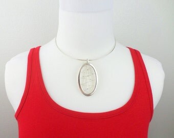 Collier Rigide Avec Pendentif En Verre En Forme De Larme - Longueur 36-40 Cm, Couleur Argenté, Neuf Sans Boîte