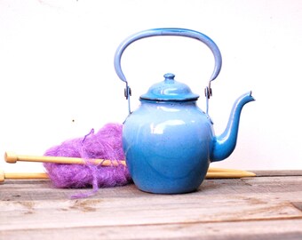 Petite bouilloire en métal émaillé bleu en ty and die, blue kettle, Frenchvintagecharm