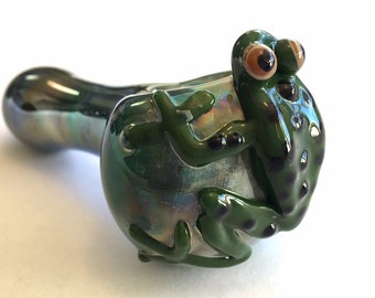 Spotted "curious frog" on silver-fumed glass pipe