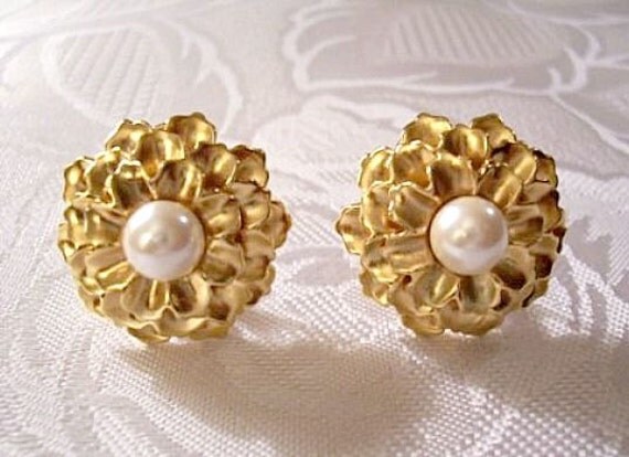 Monet Pearl Flower Clip On Earrings Gold By Prettyvintiquejewels