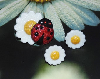 Handcrafted Novelty Daisy Flower Earrings & Daisy Pin With Lady Bug Set