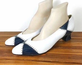 9/9.5 • 1950's/60's • Selby Comfort Flex Navy White Spectator Pumps