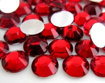 3,000 Piece Mixed Size High Quality Resin 14-Facet Flat Back Round Rhinestones 1,000 of Each Size 3mm 12ss, 4mm 16ss, 5mm 20ss Red