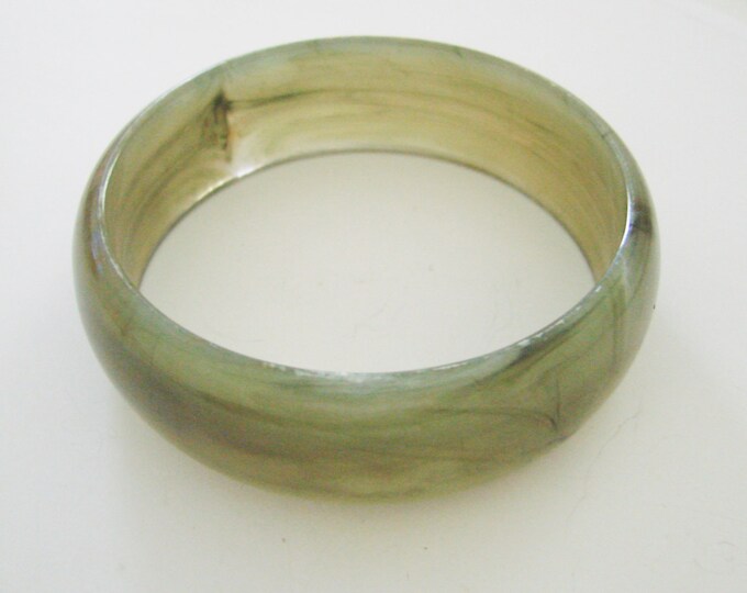 Vintage Green Variegated Translucent Bangle Bracelet / Jewelry / Jewellery