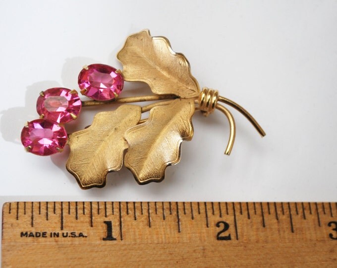 Rhinestone flower Brooch - Signed Weiss - Pink rhinestone - Brushed gold tone - mid century floral pin