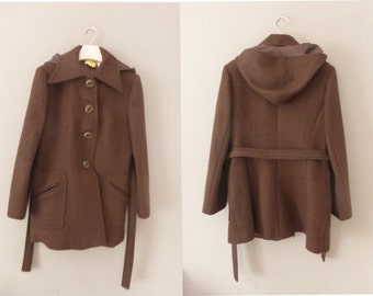 70s hooded coat. L size. Women's brown woolen midi coat with 2 front pockets. Fully lined belted outwear. In a very good vintage condition.