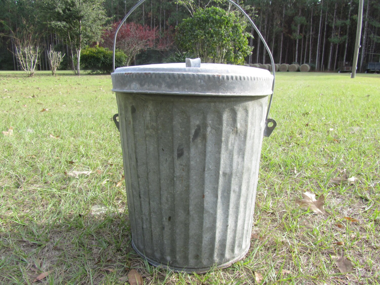 Vintage trash can, vintage waste can ,galvanized garbage can,farmhouse