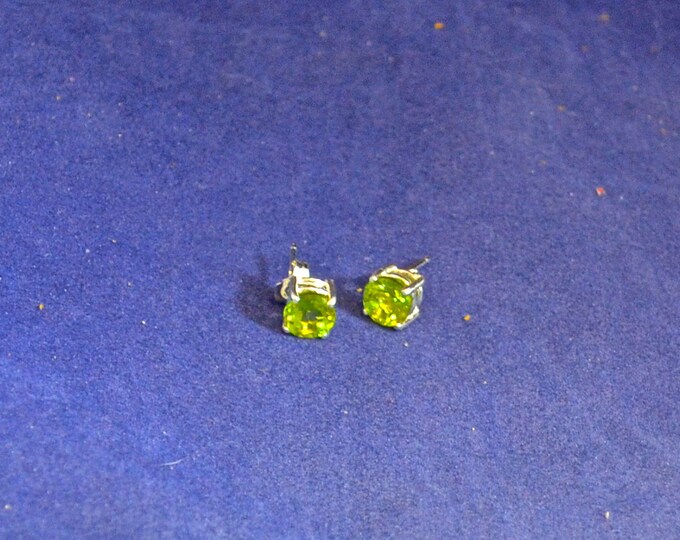 Peridot Stud Earrings, 7mm Round, Natural, Set in Sterling Silver E916