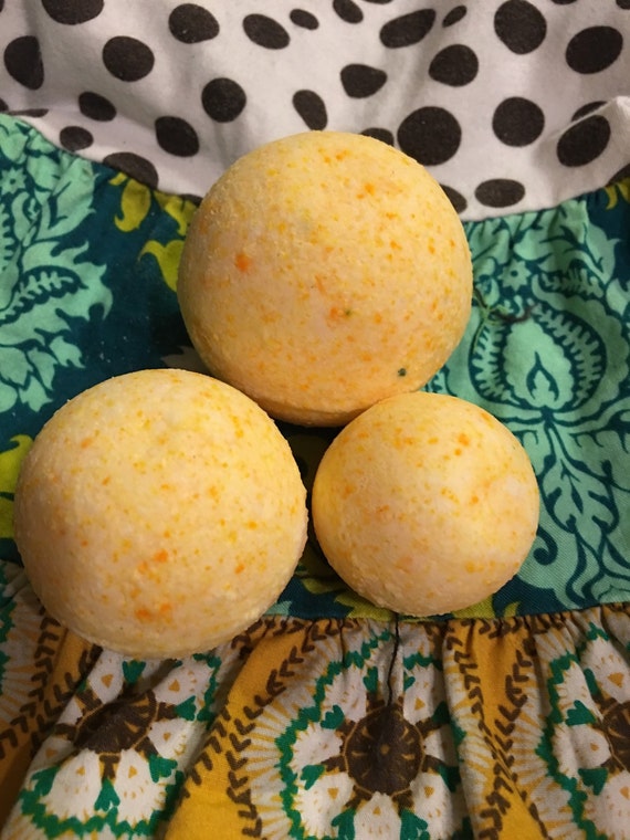 Items similar to Yellow bath bomb // lavender bath bomb on Etsy