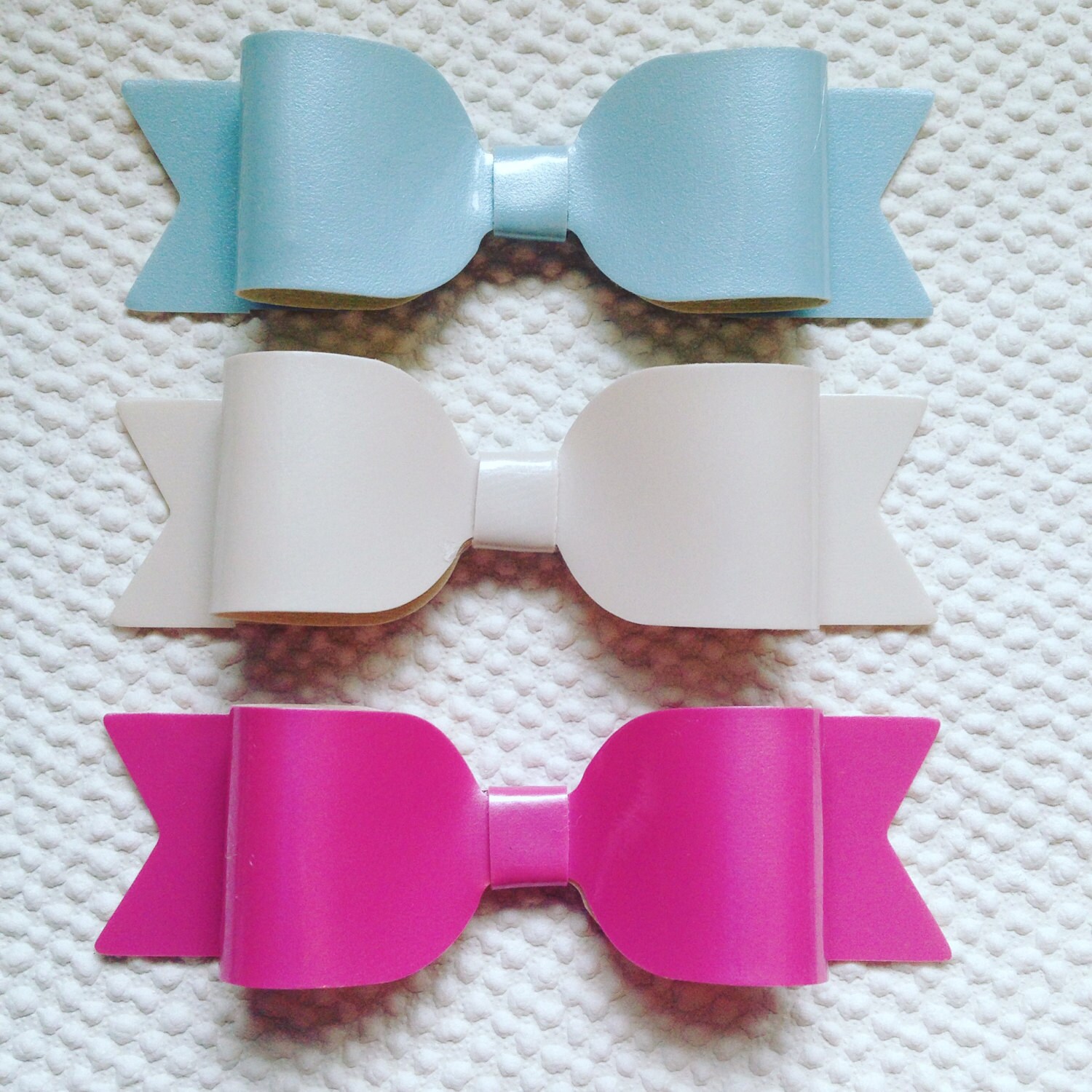 Set of medium bows vinyl bows hair by Littlesparklesbtique on Etsy