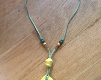 Ciondolo in ceramica con foglia gialla/ Clay pendant with yellow leaf