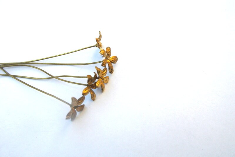 13 headpin metal flowers RARE vintage the flower is 15mm