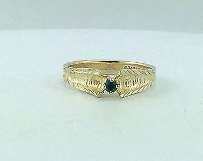 Ladies Vintage Solid 10k gold emerald ring. Green gem. Emerald gold ring. Estate rings. Everyday rings.