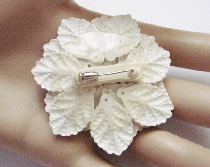 1940s Vintage White Floral Textured Brooch / Molded Plastic / Retro Jewelry / Jewellery