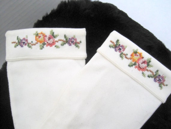 White Gloves - Embroidered Cuffs - Wedding Short Gloves - size 6 1/2