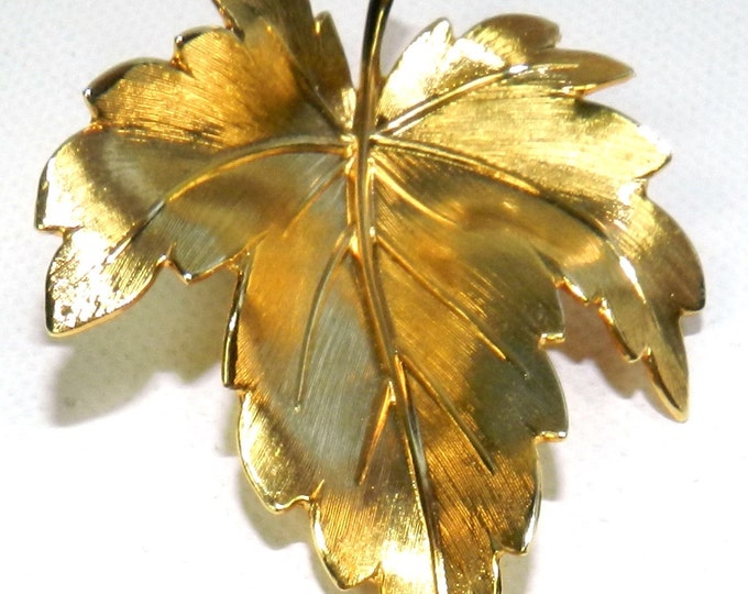 Gold Tone Leaf Brooch Pin, Vintage Jewelry, 60s Vintage, Costume Jewelry, Fall Fashion, Vintage Accessory, Fall Trend