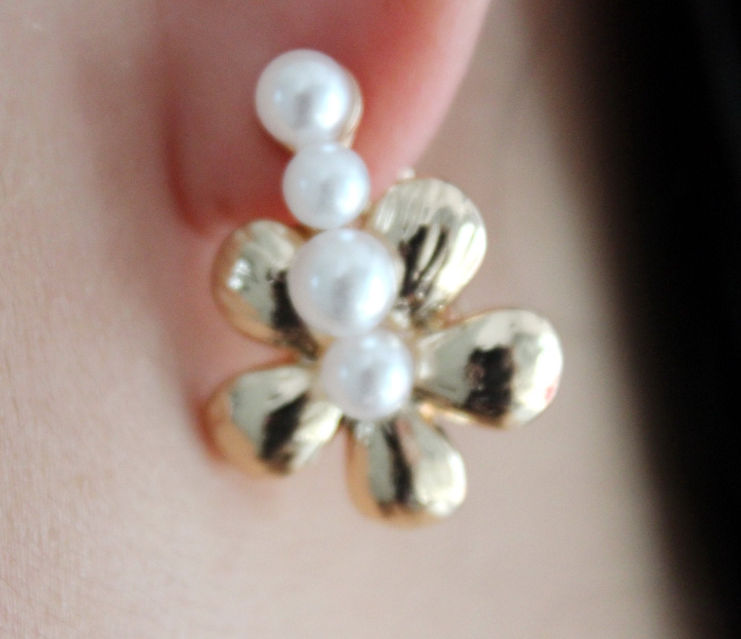 Pearl embossed panel on metallic flower stud earrings pearl