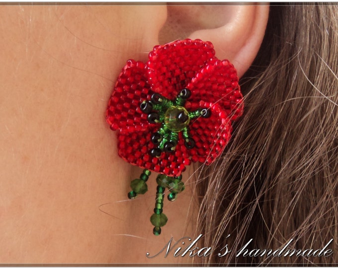 Seed beads stud earrings with poppies, red beaded Ukrainian poppies, ethnic jewelry gift idea, tiny flowers, artificial poppy flower