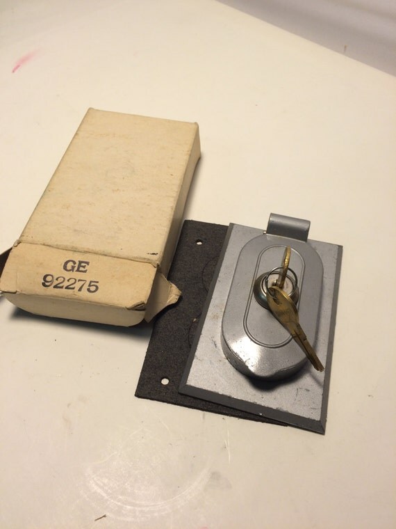 Vintage GE keyed Weatherproof Electric RECEPTACLE by ANNZTIQUES