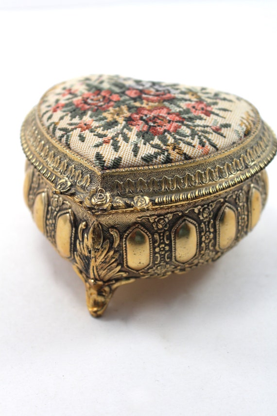 Vintage musical jewelry box heartshaped trinket box