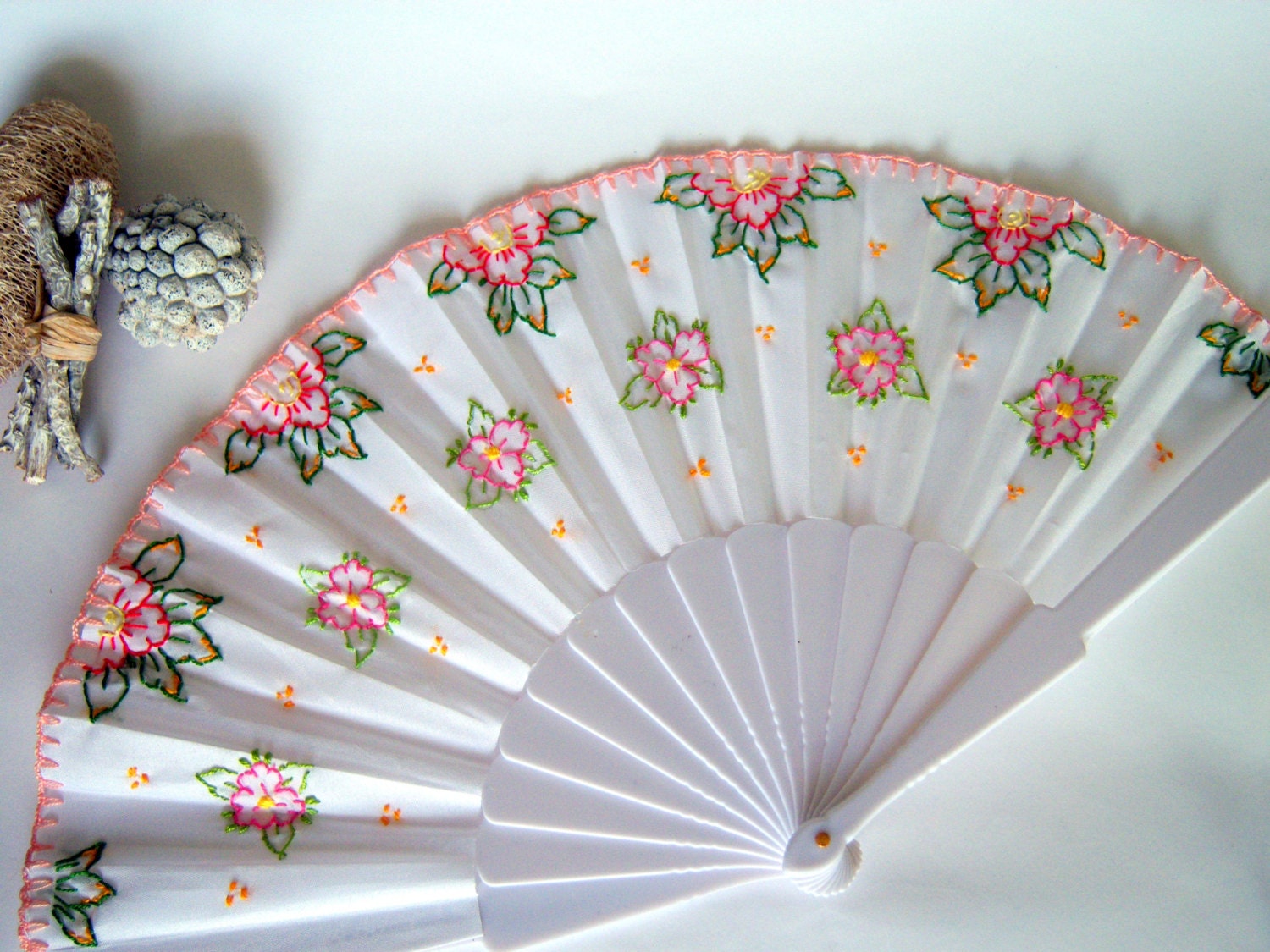 Abanicos bordados a mano. Abanicos de tela y por ElTallerdeRuna