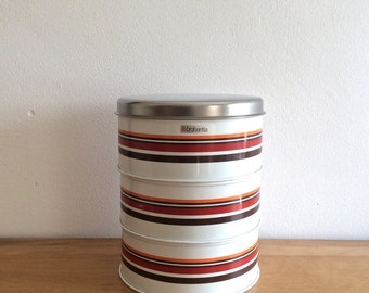 Een set van drie stapelbare witte Brabantia voorraadblikken met chroom deksel