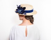 Buchanan - Canotier de paja con detalle de flor azul marina, hojas y cinta de terciopelo azul marino