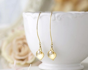 Gold Calla Lily Earrings Calla Lily Flower Jewelry Pearl Earrings Bridal Earrings Wedding Jewelry Gift for Wife Mom Graduation Gift