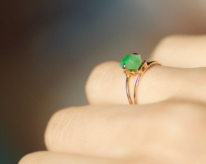 Raw Emerald gold ring, Gold ring, Green stone ring, Natural stone ring, Engagement ring, Gold Engagement Ring, Womens ring