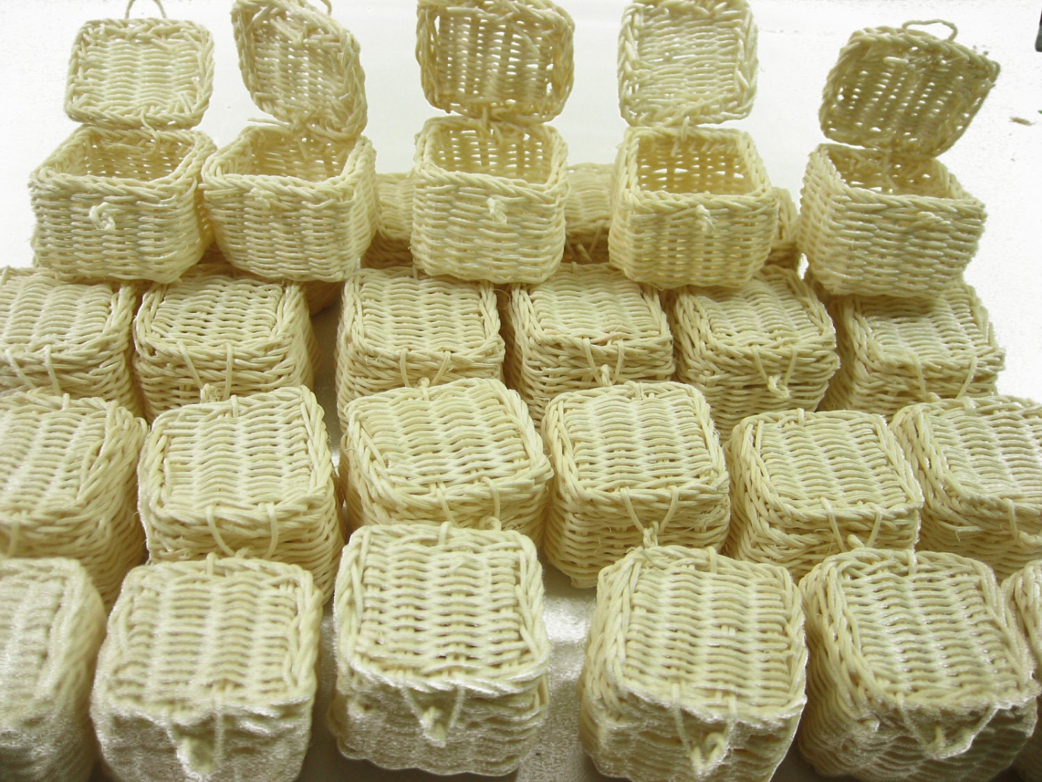 Wholesale 30 Picnic Wicker Baskets Dollhouse Miniatures