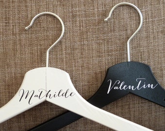 Cintre mariage. Lot de 2 cintres personnalisables.Cadeau mariage personnalisé.Custom wedding gift .