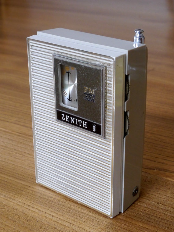 Rare Zenith R26L AM FM transistor  radio  1960s  pocket