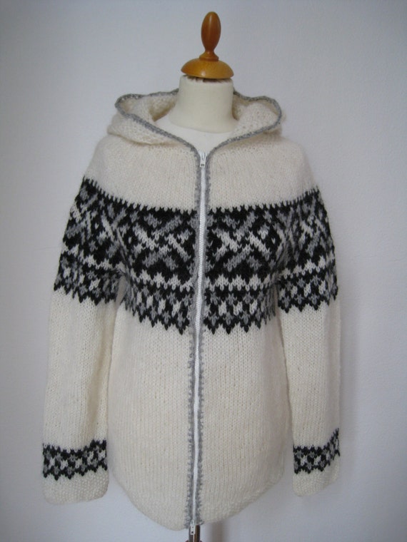 Handmade Icelandic wool sweater or Lopapeysa as we by KnittingDidi
