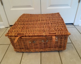Vintage Picnic Basket Travel Pet Bed - Medium