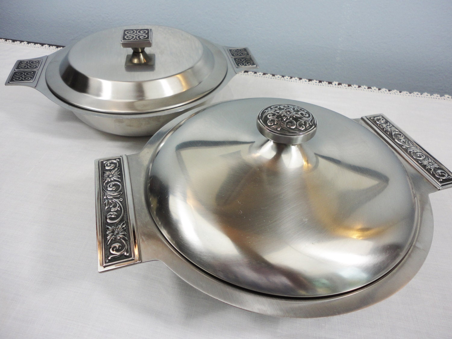 Stainless Steel Serving Bowls with Lids Set of 2 Modern