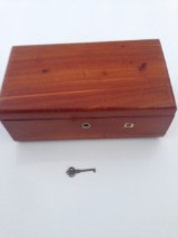 Vintage Lane Cedar Chest With Key