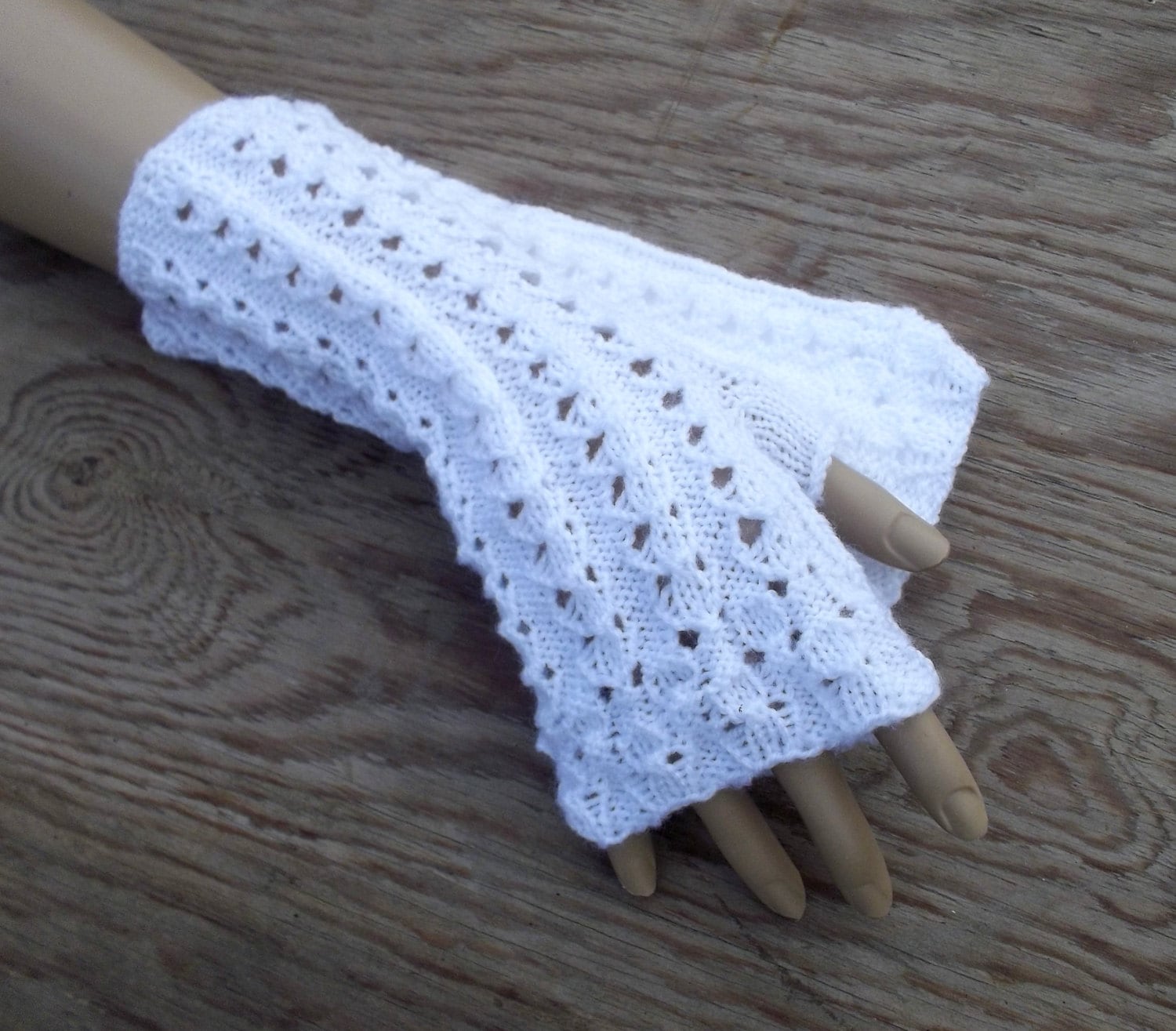 Hand knitted white lace gloves knitted by peonijahandmadeshop