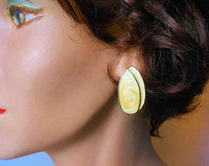 Butterscotch enamel earrings, yellow swirl iridescent teardrop pierced earrings gold tone.