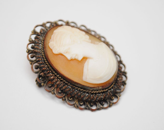 Shell Carved Cameo pendant Brooch - Gold brass filigree setting - vintage women profile pin