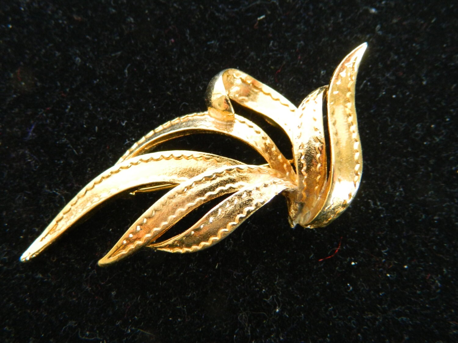 Beutiful Leaf Design Brooch/Pin