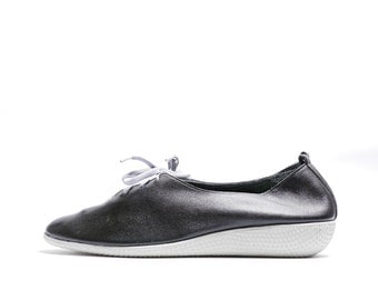 Vintage 80s Minimal Oxford Shoes // Black 70s 80s Leather Oxfords // Lace Up Retro Bowling Shoes //Modern Hipster Rockabilly Shoes// 9N size